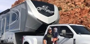 这款HighlandRidge开放式拖车是带轮子的豪华波西米亚风格住宅