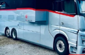 带有大型车库的DembellMotorhomeM是一艘价值150万美元的未来派豪华游艇