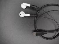 工程师为AirPods添加电线和USBC打造有史以来最先进的EarPods