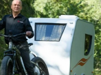 小型房车Hupi专为电动自行车牵引量身定制内置所有可能的功能