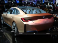 2025宝马i4LCI原型车展示新车头灯设计 旧肾形格栅