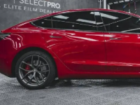 超红色特斯拉Model3HighlandPerformance配备红色制动卡钳