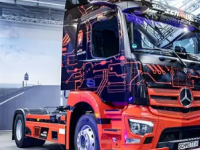 第一台梅赛德斯-奔驰eActros300半挂牵引车移交给LogistikSchmitt