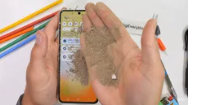 GalaxyZFlip6经受了划痕污垢和火的折磨显示出熟悉的弱点和新的优势